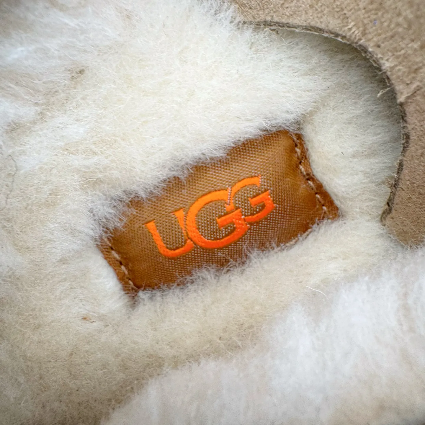 Pick up locally 💰640 UGG 4096 Tasman shallow mouth autumn and winter sheep fur integrated snow boots. All shoes are made from the same factory as ZP. Longfeng A-grade Australian imported sheep fur integrated men's and women's boots. Brand OEM production line. Fully follow the ZP process. OEM original pattern maker. Adhering to the principle of no original shoes and no development selection. Pay attention to every detail. The most authentic version on the market. TREADLITE "Light Wing" technology outsole. Lightweight/durable/flexible/pile size: 35 36 37 38 39 40 41 42 43 44 45 Coding: by3936030